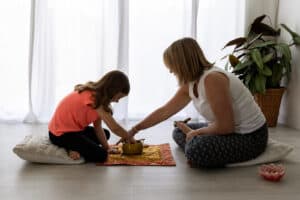 lorraine e murray teaching young girl meditation and mindful skills - connected kids